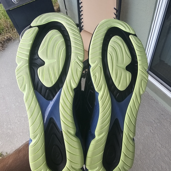 Athletic_Shoes